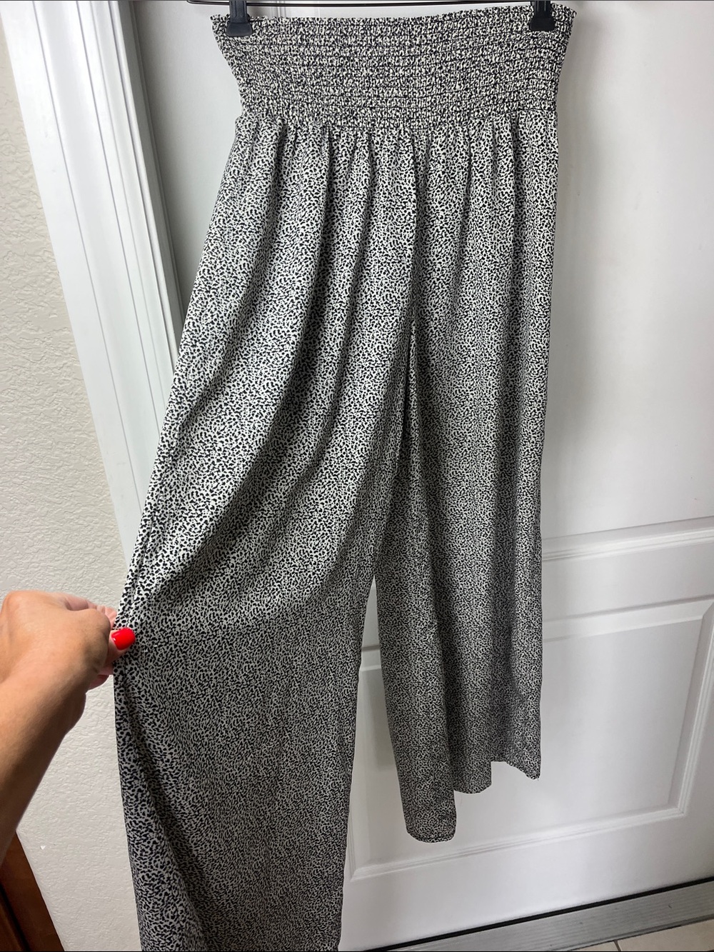 Sienna sky, black and white wide leg elastic waist Palazo  pants size small